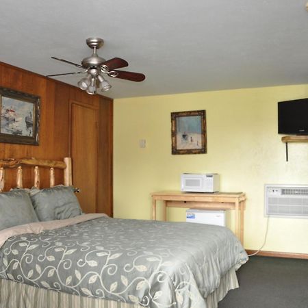 Long Holiday Motel Gunnison Room photo