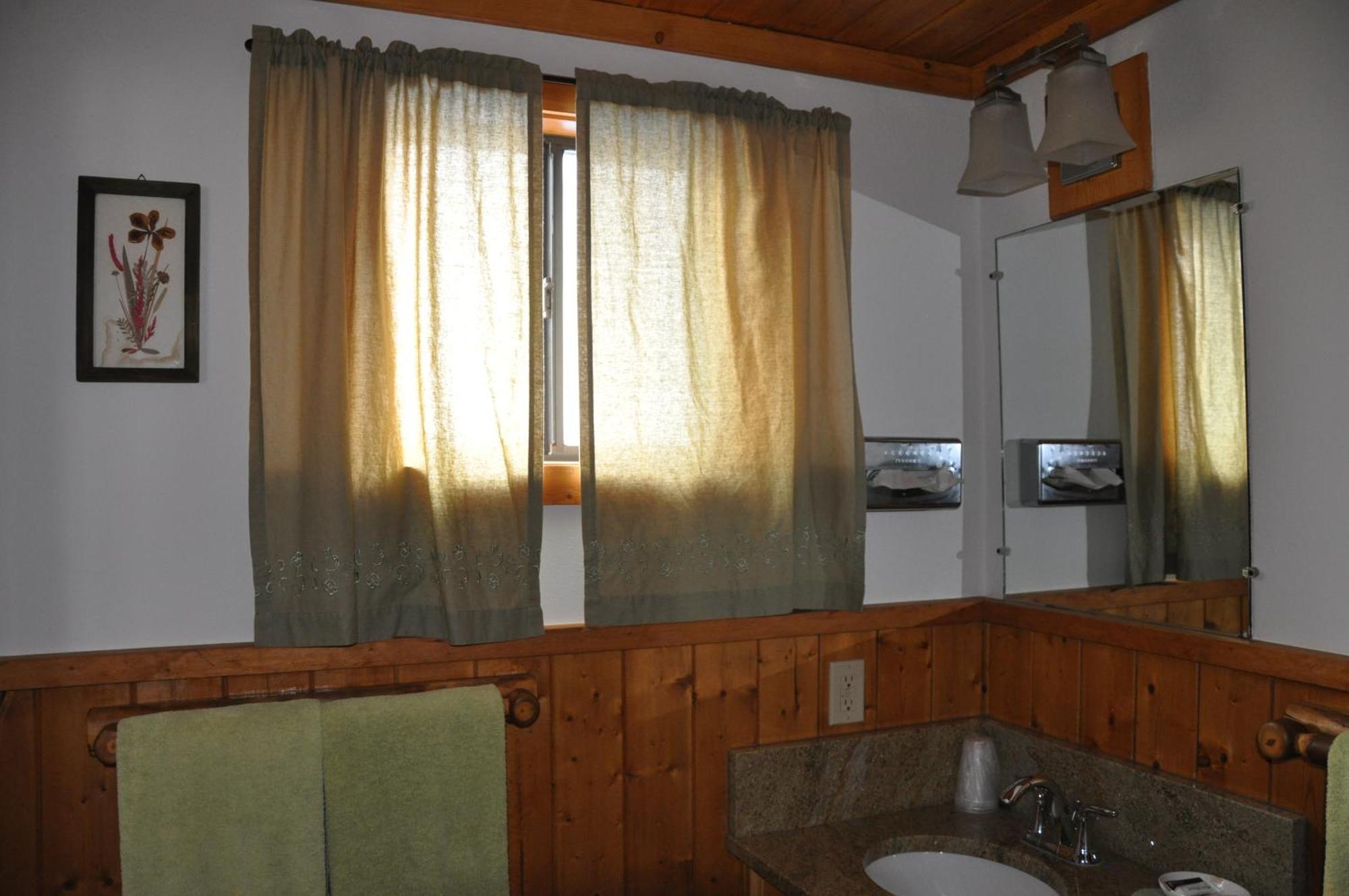 Long Holiday Motel Gunnison Room photo