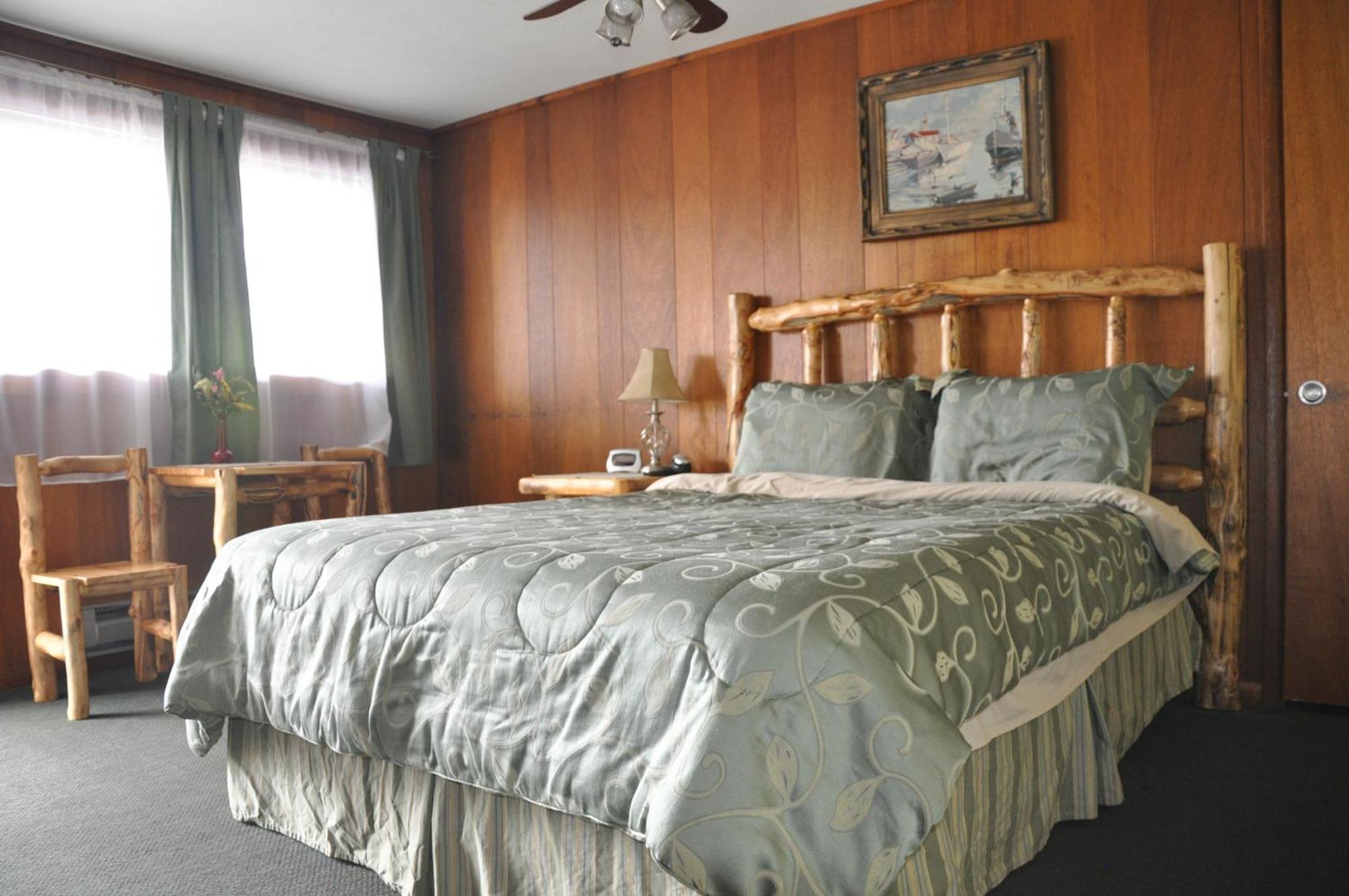 Long Holiday Motel Gunnison Room photo