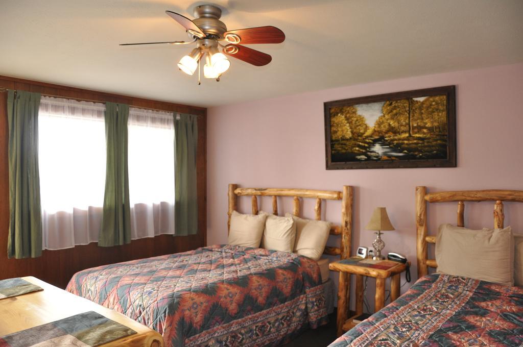 Long Holiday Motel Gunnison Room photo