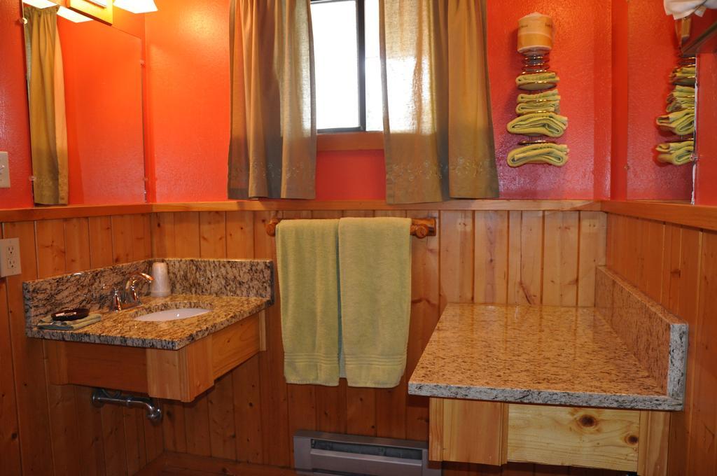 Long Holiday Motel Gunnison Room photo