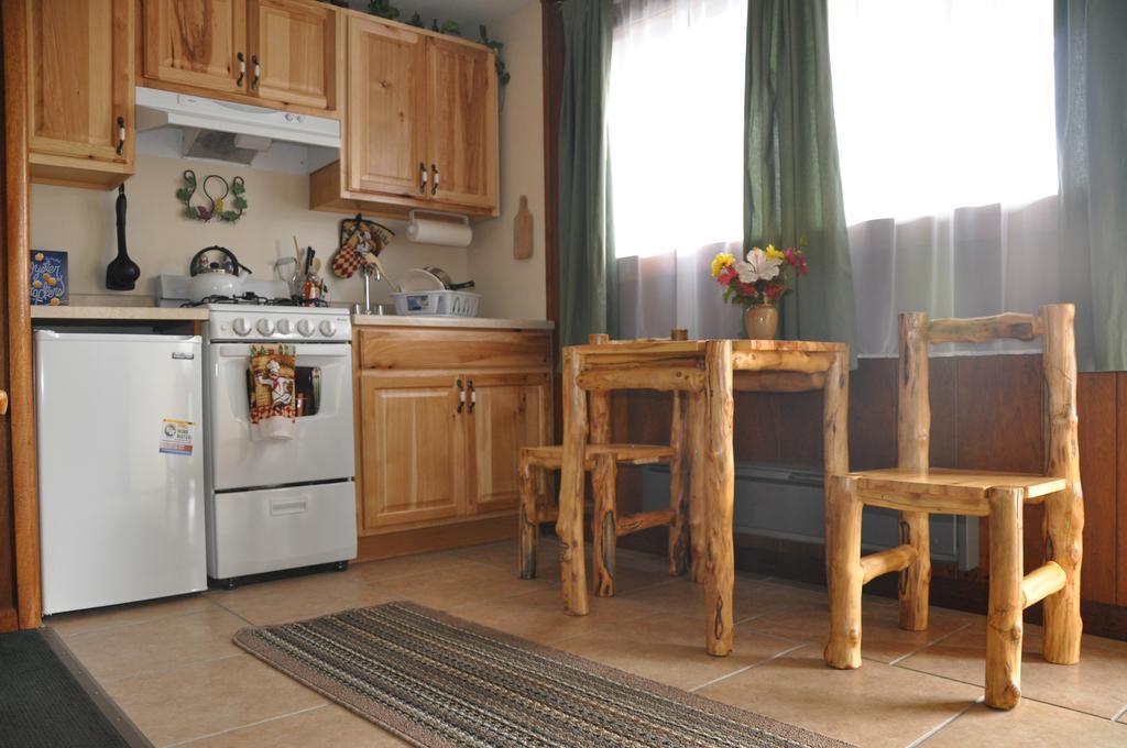 Long Holiday Motel Gunnison Room photo